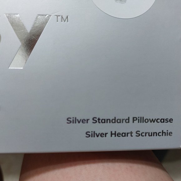 BLISSY 100% Mulberry Silver Silk Standard Pillowcase and Heart Scrunchie SET - Picture 2 of 8